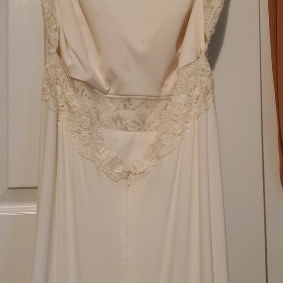 Vintage, lacey wedding dress. - Picture 3 of 4